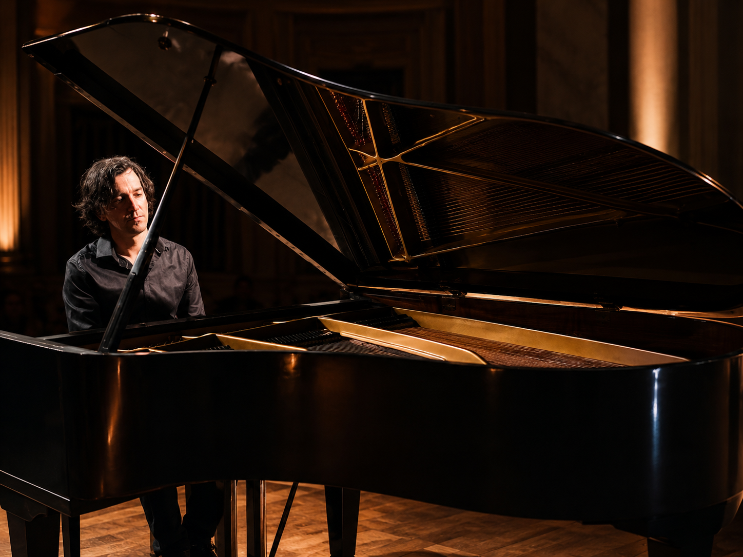 Piano à queue dans une lumière chaude